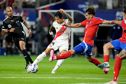 Igor Lichnovsky and Gianluca Lapadula battle for the ball